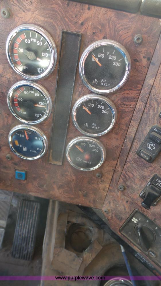 image for item J4703 2001 International Eagle 9400i semi truck