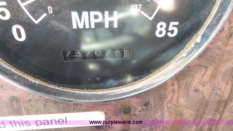 image for item J4703 2001 International Eagle 9400i semi truck