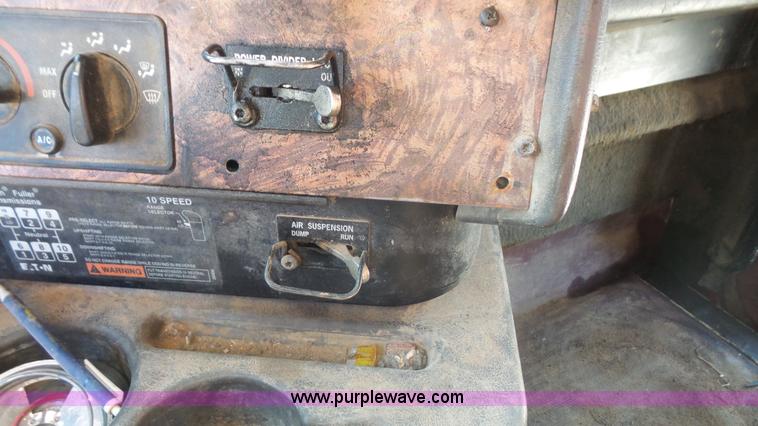 image for item J4703 2001 International Eagle 9400i semi truck