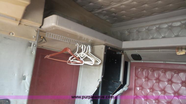 image for item J4703 2001 International Eagle 9400i semi truck