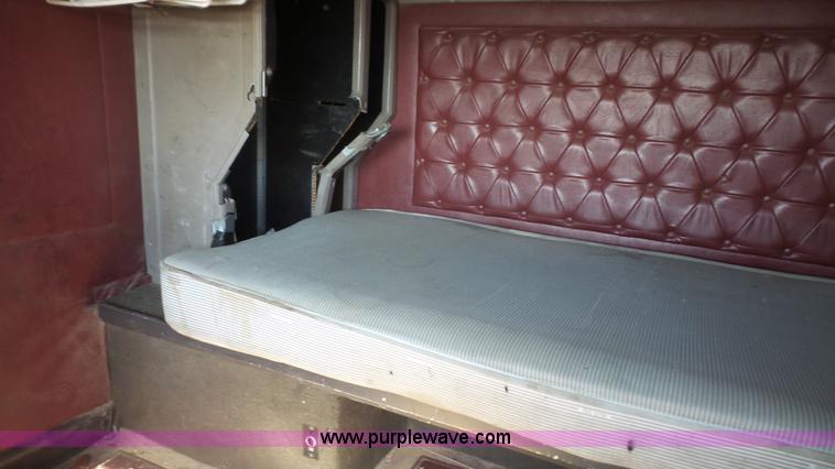 image for item J4703 2001 International Eagle 9400i semi truck