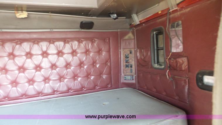 image for item J4703 2001 International Eagle 9400i semi truck