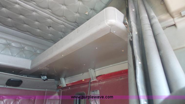 image for item J4703 2001 International Eagle 9400i semi truck