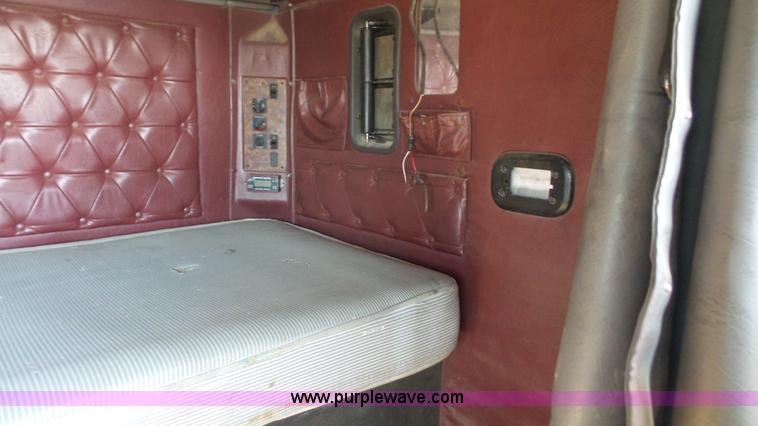 image for item J4703 2001 International Eagle 9400i semi truck