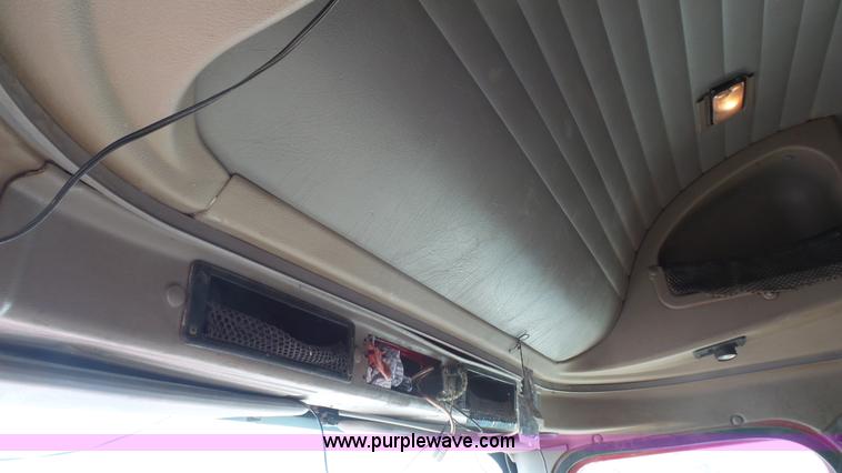 image for item J4703 2001 International Eagle 9400i semi truck