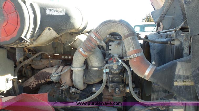 image for item J4703 2001 International Eagle 9400i semi truck