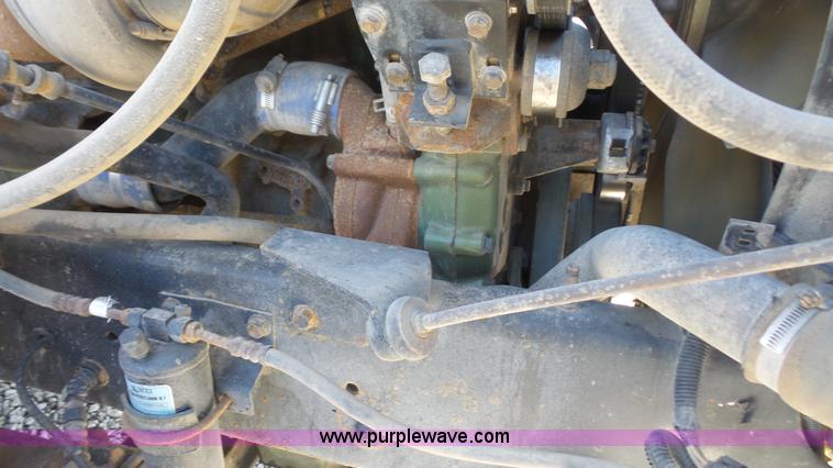 image for item J4703 2001 International Eagle 9400i semi truck