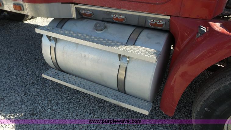 image for item J4703 2001 International Eagle 9400i semi truck