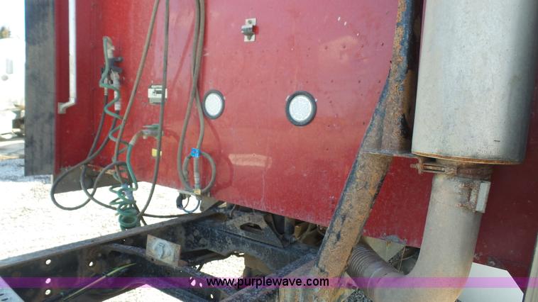 image for item J4703 2001 International Eagle 9400i semi truck