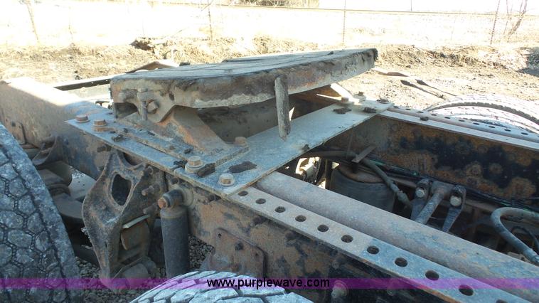 image for item J4703 2001 International Eagle 9400i semi truck