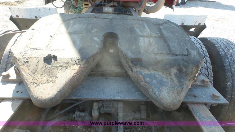 image for item J4703 2001 International Eagle 9400i semi truck