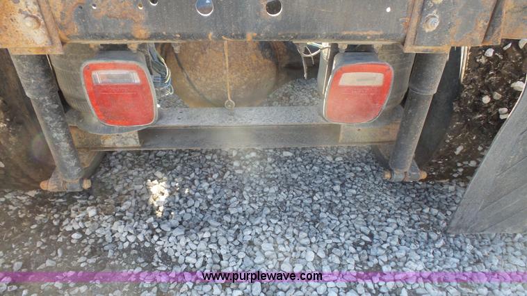 image for item J4703 2001 International Eagle 9400i semi truck