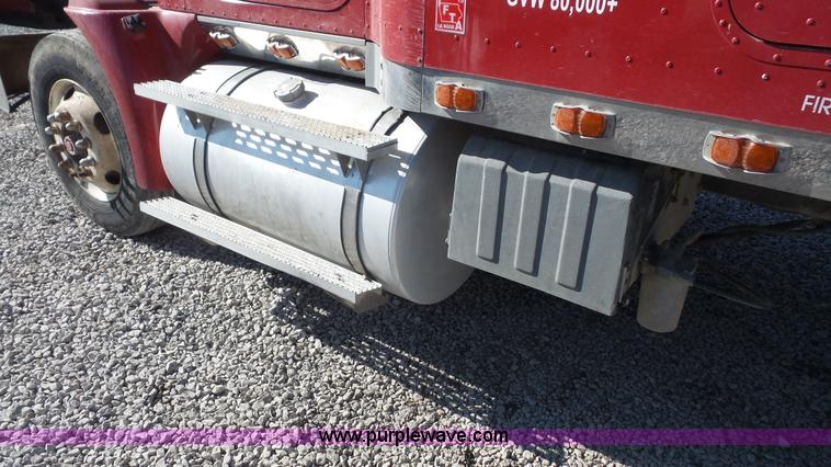 image for item J4703 2001 International Eagle 9400i semi truck