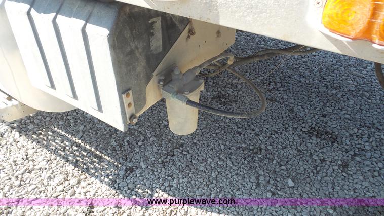 image for item J4703 2001 International Eagle 9400i semi truck