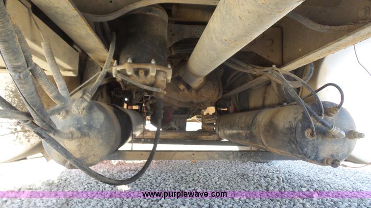 image for item J4703 2001 International Eagle 9400i semi truck