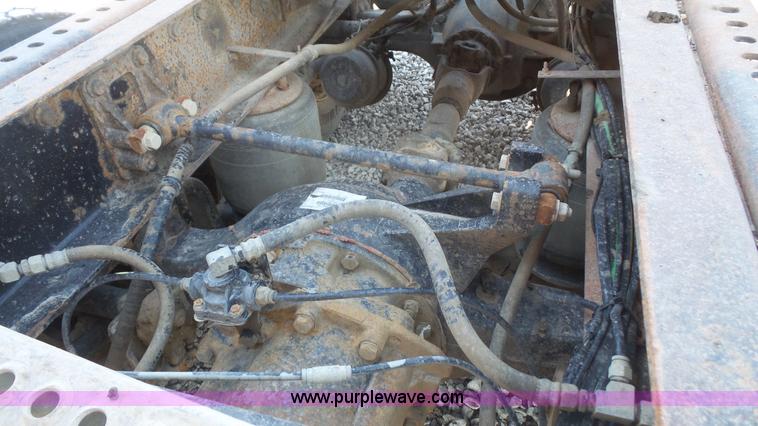 image for item J4703 2001 International Eagle 9400i semi truck