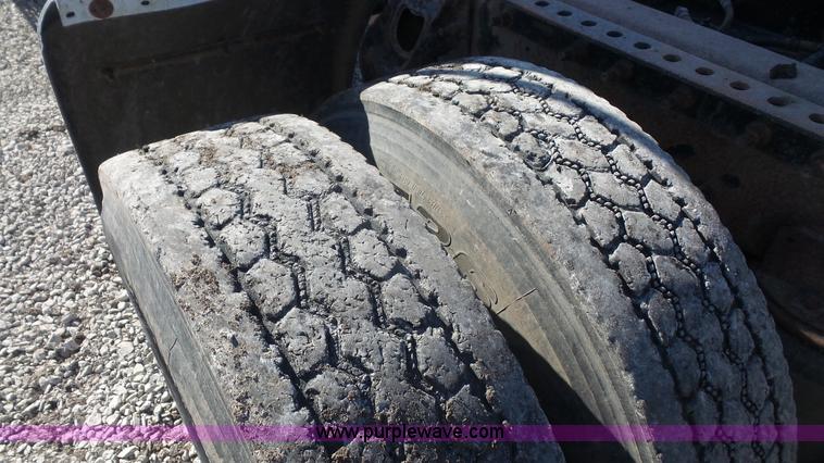 image for item J4703 2001 International Eagle 9400i semi truck