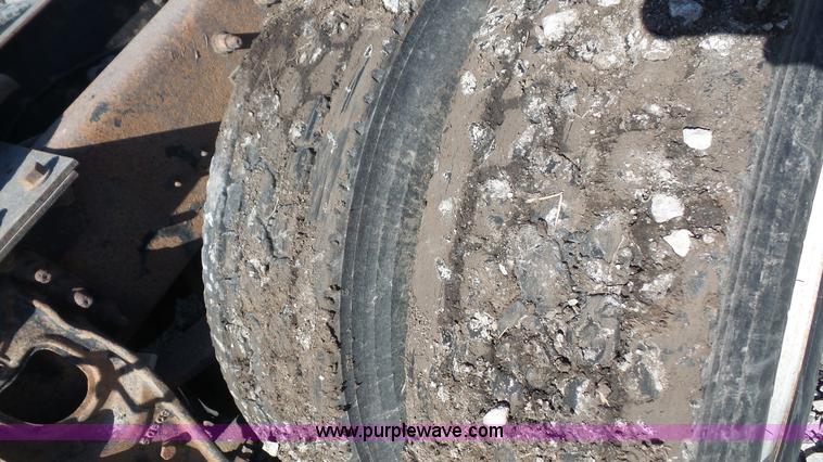 image for item J4703 2001 International Eagle 9400i semi truck