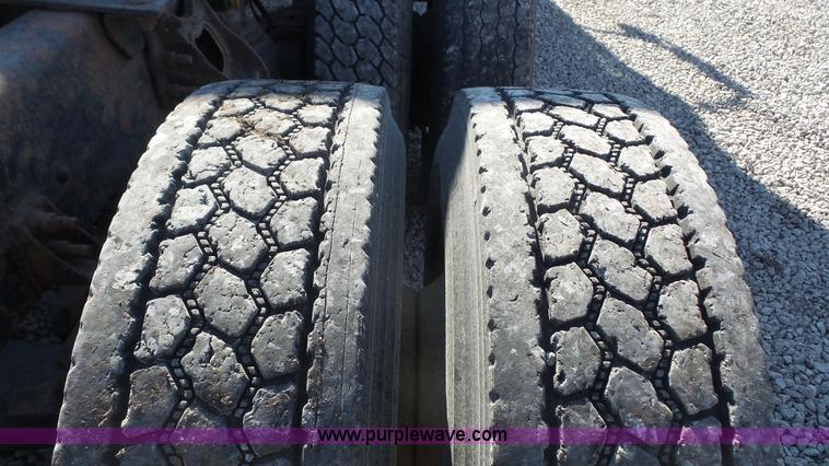 image for item J4703 2001 International Eagle 9400i semi truck