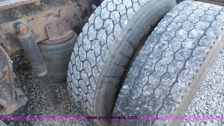 image for item J4703 2001 International Eagle 9400i semi truck