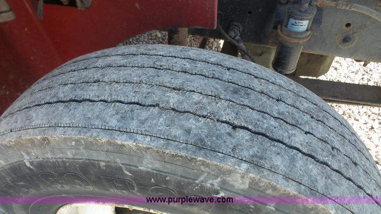 image for item J4703 2001 International Eagle 9400i semi truck