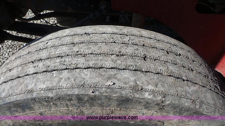 image for item J4703 2001 International Eagle 9400i semi truck