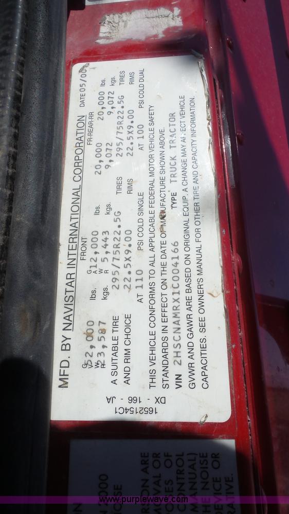 image for item J4703 2001 International Eagle 9400i semi truck