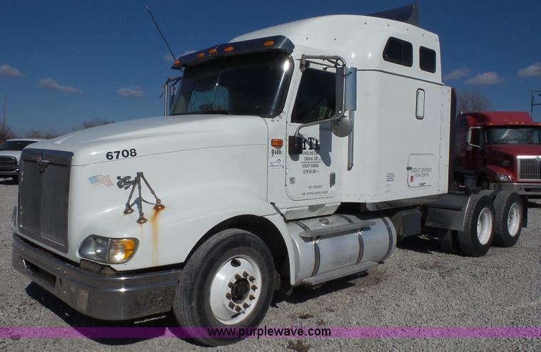 image for item J4704 2004 International Eagle 9400i semi truck