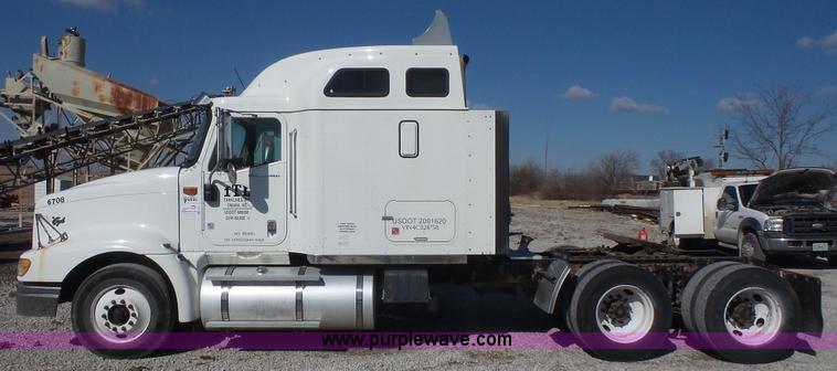 image for item J4704 2004 International Eagle 9400i semi truck