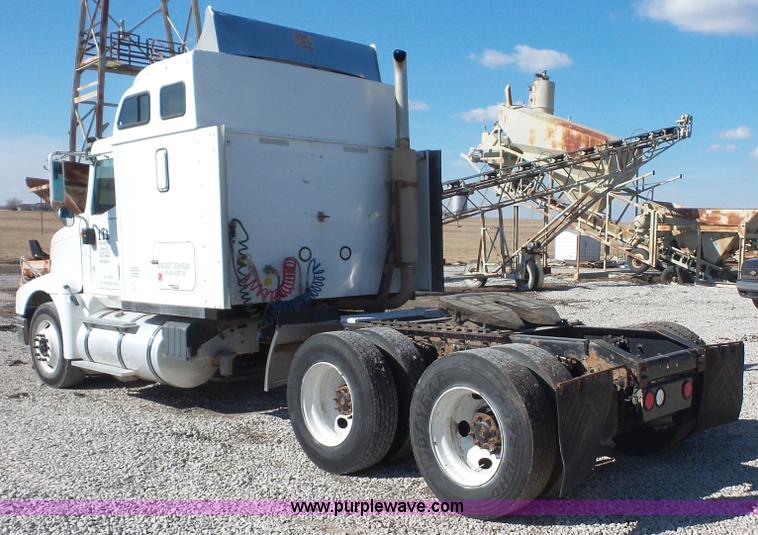 image for item J4704 2004 International Eagle 9400i semi truck