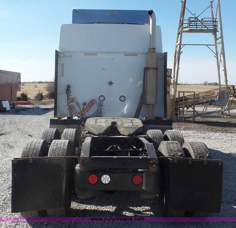 image for item J4704 2004 International Eagle 9400i semi truck