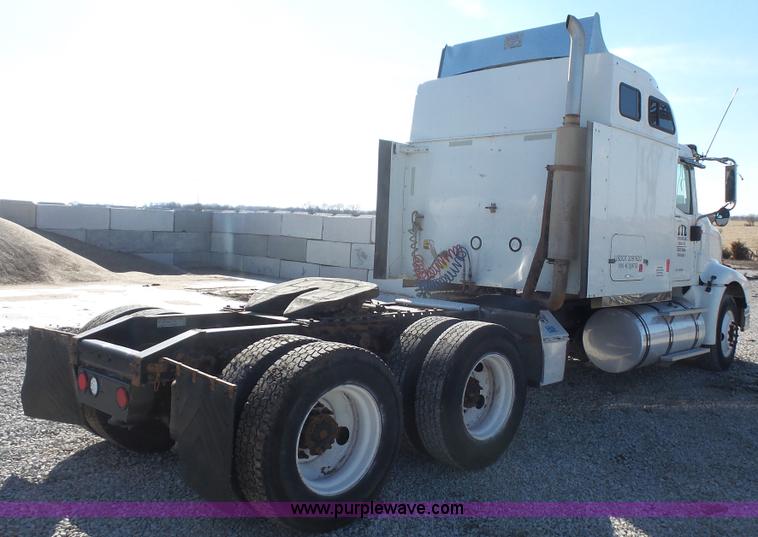 image for item J4704 2004 International Eagle 9400i semi truck