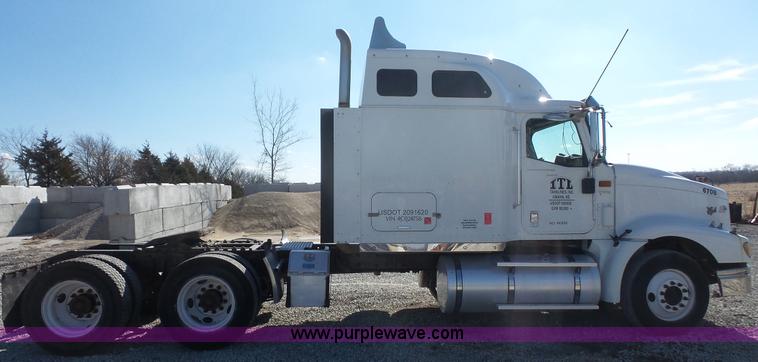 image for item J4704 2004 International Eagle 9400i semi truck