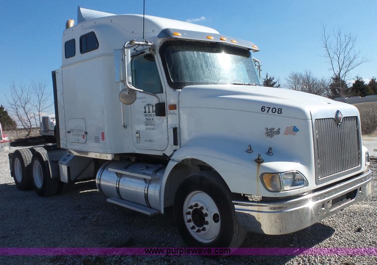 image for item J4704 2004 International Eagle 9400i semi truck