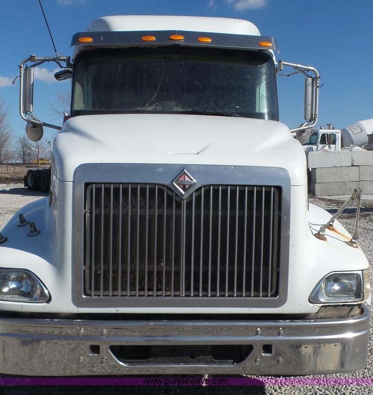 image for item J4704 2004 International Eagle 9400i semi truck