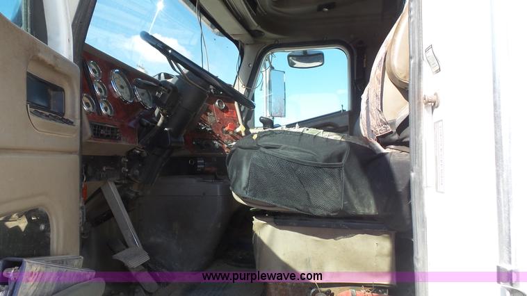 image for item J4704 2004 International Eagle 9400i semi truck