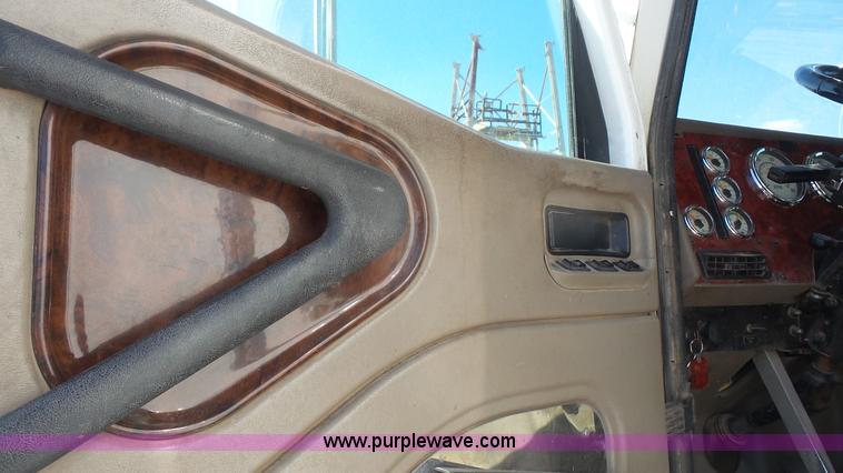 image for item J4704 2004 International Eagle 9400i semi truck