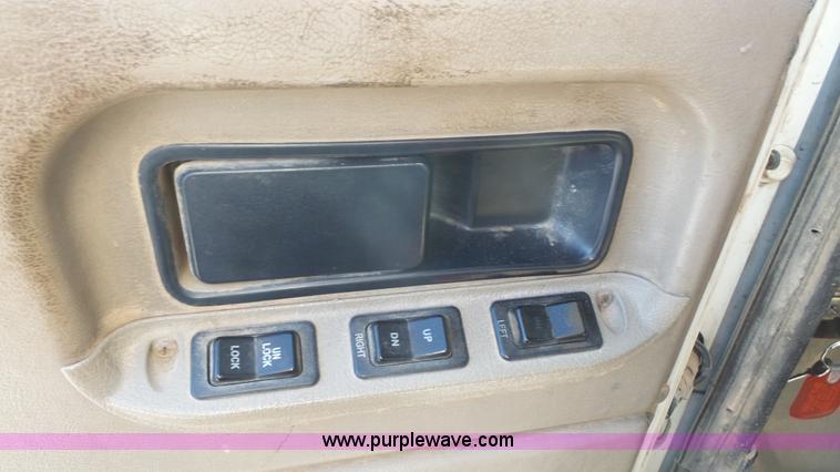 image for item J4704 2004 International Eagle 9400i semi truck