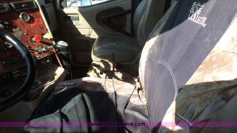 image for item J4704 2004 International Eagle 9400i semi truck