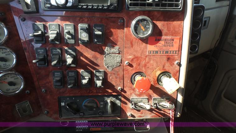 image for item J4704 2004 International Eagle 9400i semi truck