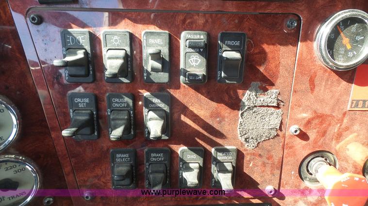 image for item J4704 2004 International Eagle 9400i semi truck