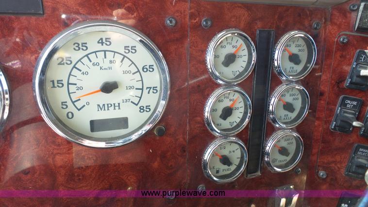 image for item J4704 2004 International Eagle 9400i semi truck