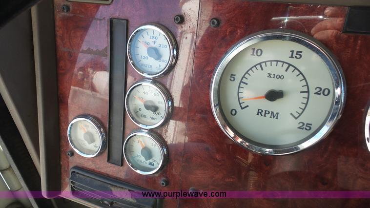 image for item J4704 2004 International Eagle 9400i semi truck