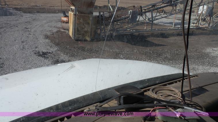 image for item J4704 2004 International Eagle 9400i semi truck