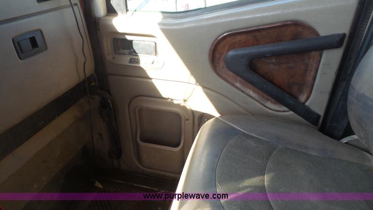 image for item J4704 2004 International Eagle 9400i semi truck