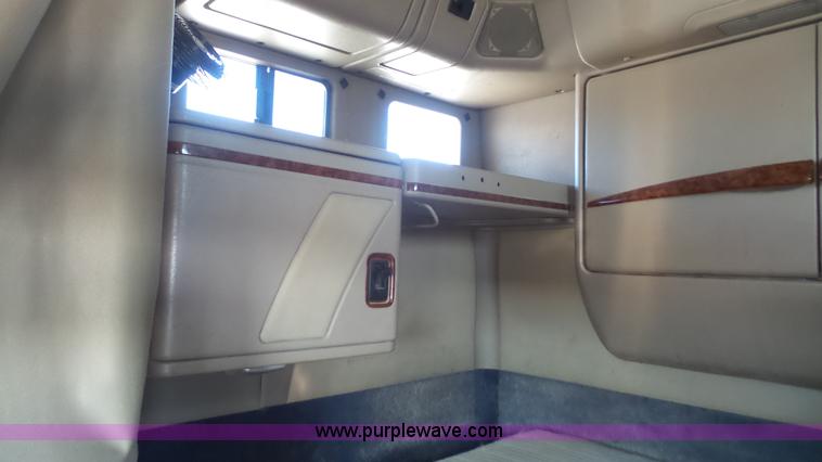 image for item J4704 2004 International Eagle 9400i semi truck