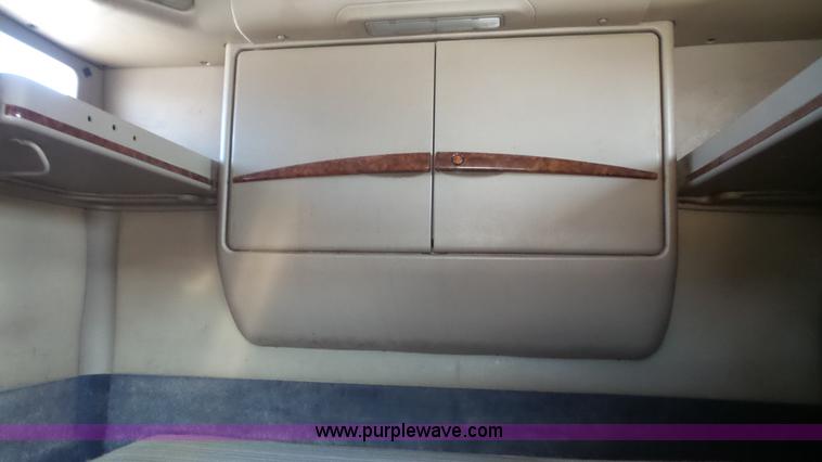 image for item J4704 2004 International Eagle 9400i semi truck