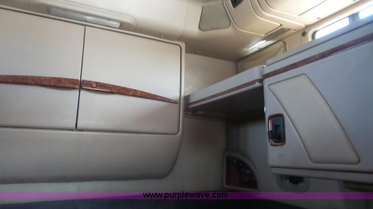 image for item J4704 2004 International Eagle 9400i semi truck