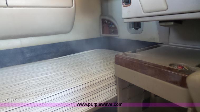 image for item J4704 2004 International Eagle 9400i semi truck