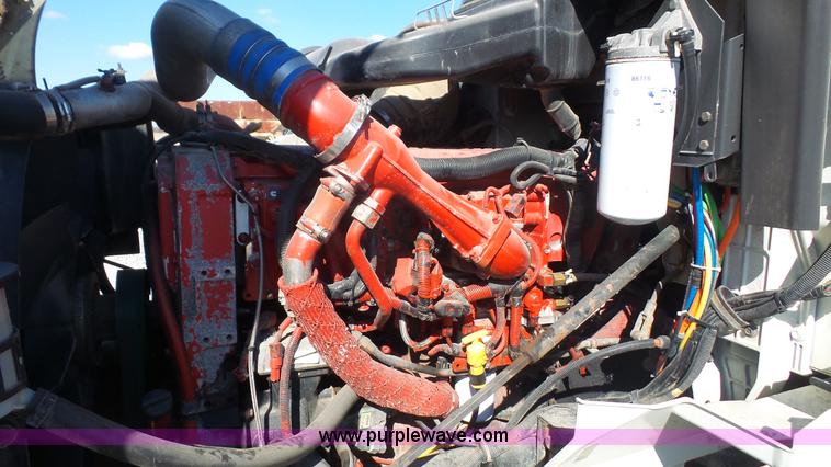 image for item J4704 2004 International Eagle 9400i semi truck